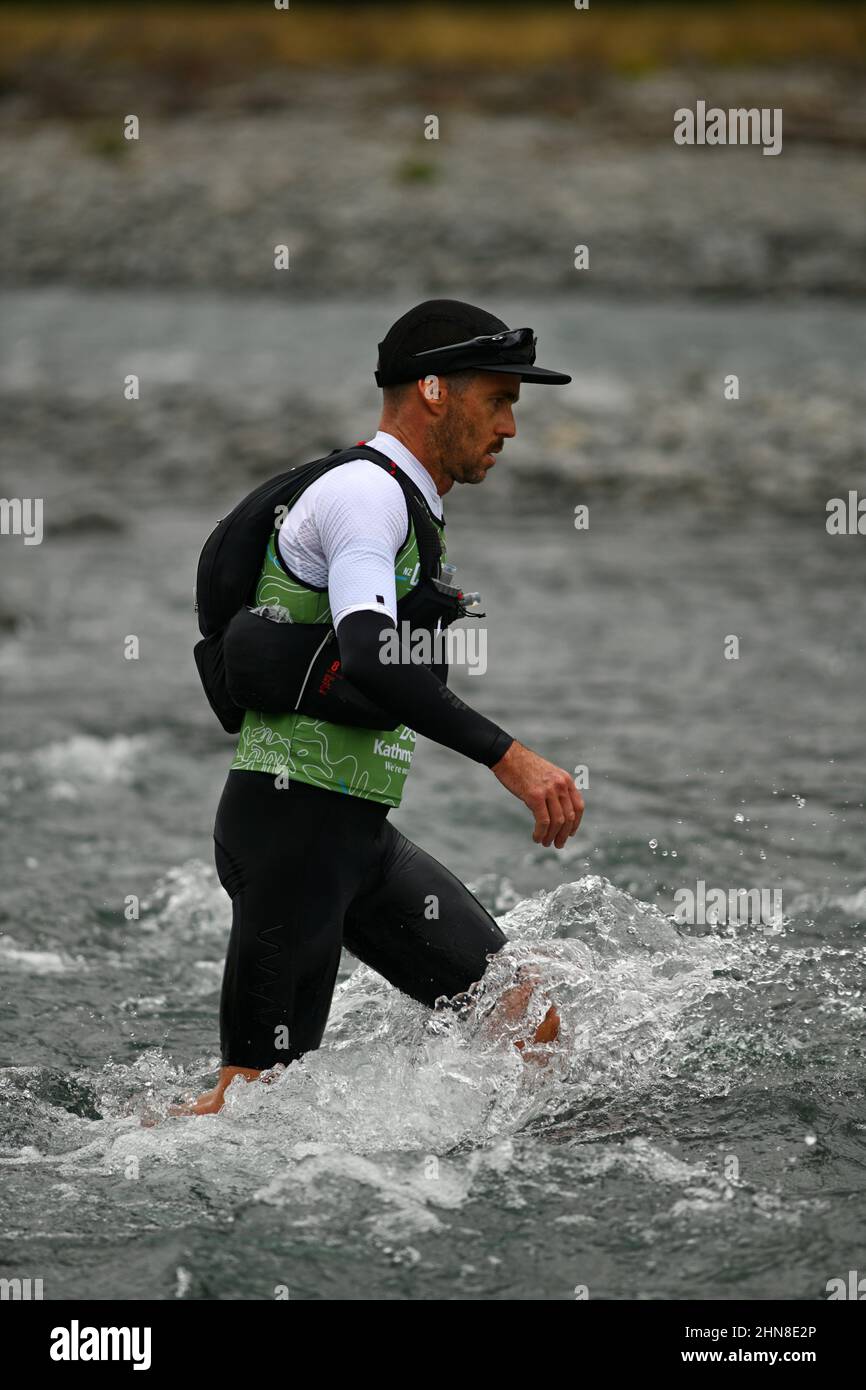 ARTHURS PASS, NOUVELLE-ZÉLANDE, 12 FÉVRIER 2022 ; concurrent 8 en triathlon d'un océan à l'autre Banque D'Images
