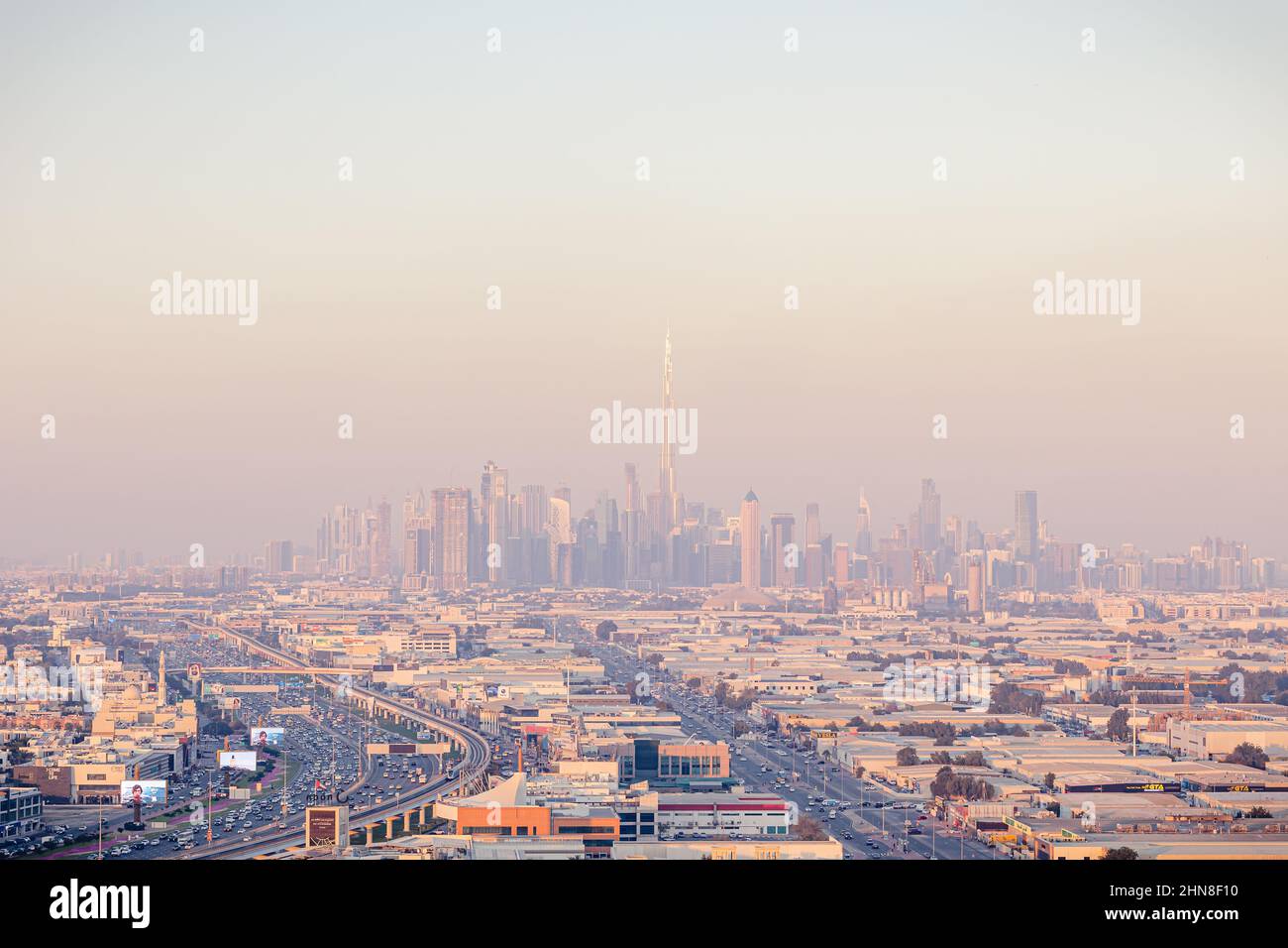 DUBAÏ, Émirats Arabes Unis - 24 JANVIER 2022 : vue fabuleuse sur le paysage urbain de Dubaï, Dubaï, Émirats arabes Unis. Dubaï - superbe horizon du centre-ville avec gratte-ciel de luxe Banque D'Images