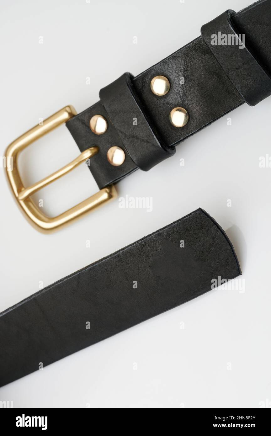 Boucle de ceinture en cuir décontractée isolée sur fond de studio Banque D'Images