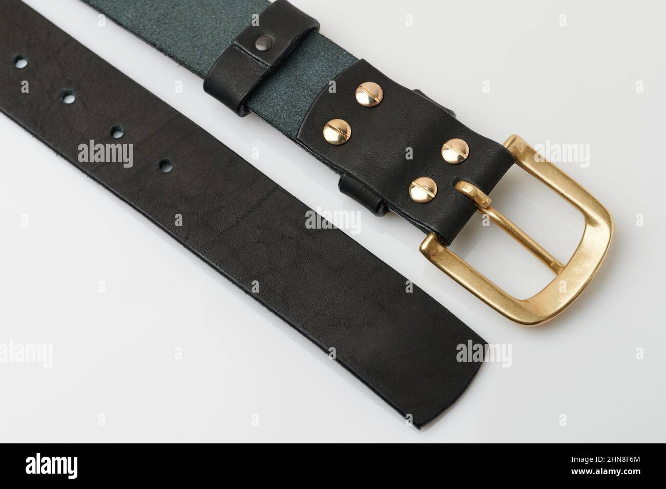 Extrémités de ceinture en cuir brun foncé isolées sur fond blanc de studio Banque D'Images