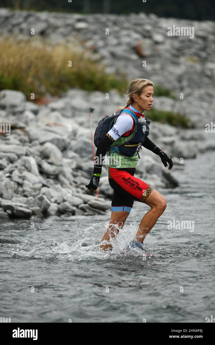 ARTHURS PASS, NOUVELLE-ZÉLANDE, 12 FÉVRIER 2022; Elina Ussher, de Finlande, qui se présente pour remporter la deuxième place dans la section féminine d'élite du triathlon d'un océan à l'autre. Banque D'Images