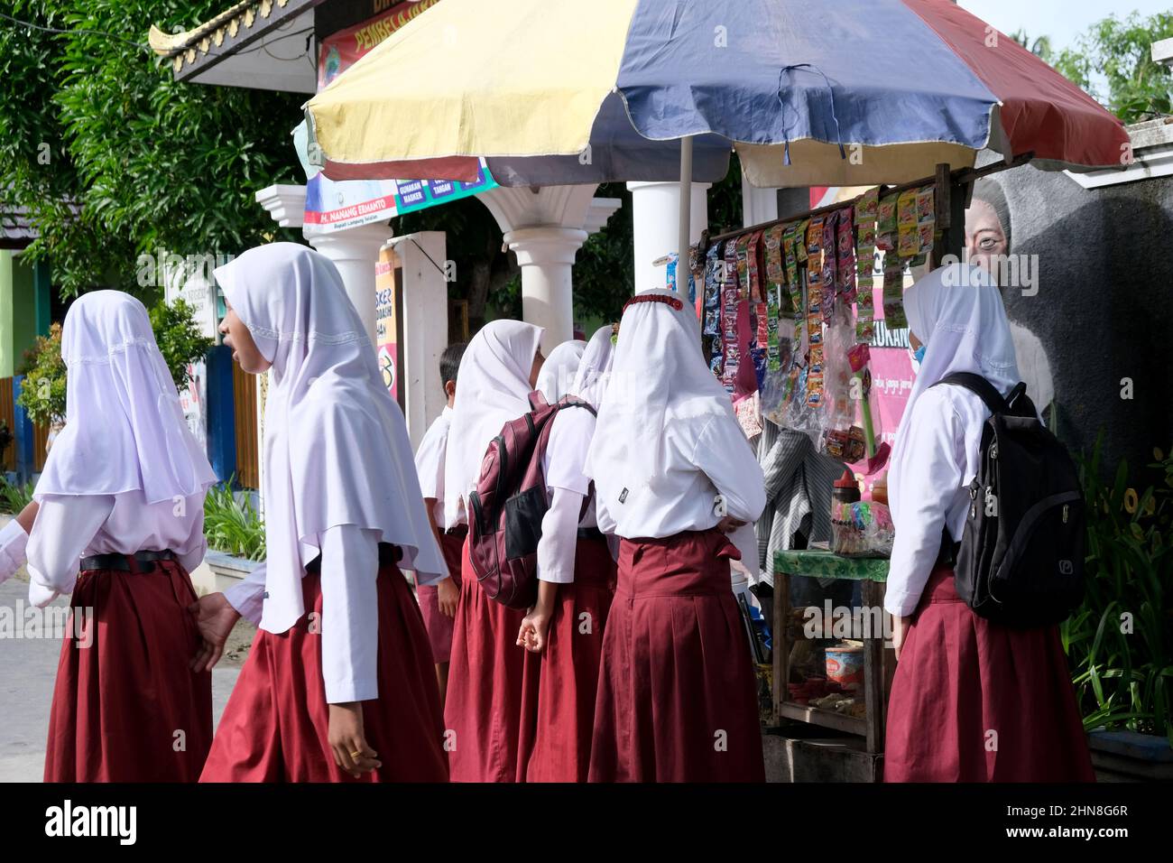 Lampung, Indonésie, décembre 17 2021 - les enfants de l'école primaire achètent des collations dans la cantine pendant les pauses dans une école primaire publique Banque D'Images