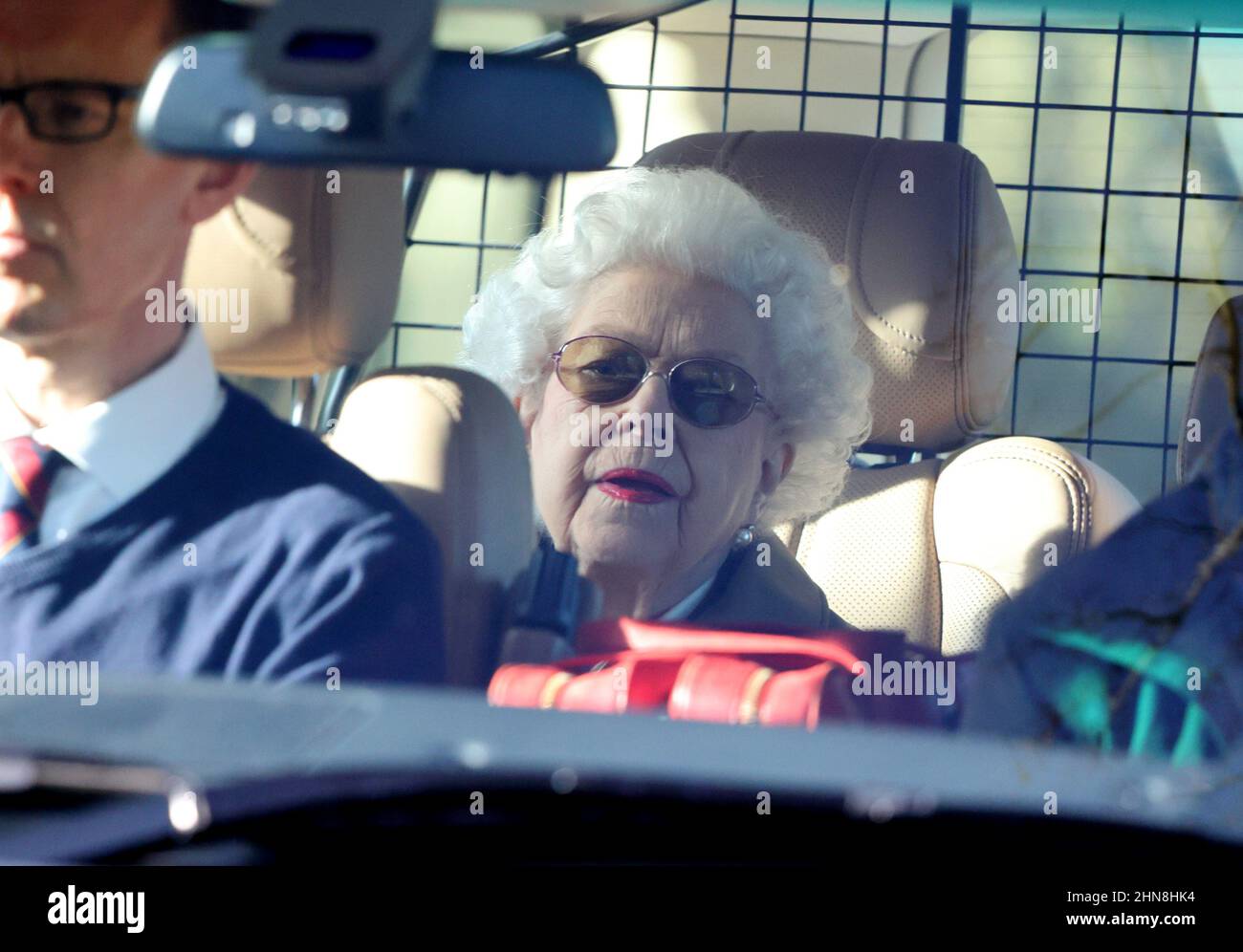 La reine Elizabeth II est vue quitter son domaine de Sandringham, le jour suivant le jour de l'accession, (février 6), qui a marqué 70 ans depuis la mort de son père, le roi George VI, et quand elle a été proclamée reine. Sa Majesté a pris un vol en hélicoptère de Sandringham au château de Windsor. Queen Elizabeth II, Sandringham, Norfolk, Royaume-Uni, le 7 février, 2022 Banque D'Images