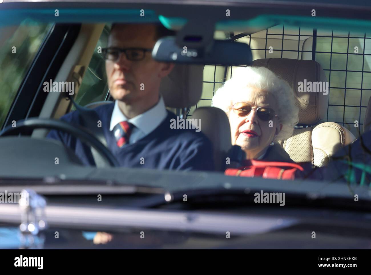 La reine Elizabeth II est vue quitter son domaine de Sandringham, le jour suivant le jour de l'accession, (février 6), qui a marqué 70 ans depuis la mort de son père, le roi George VI, et quand elle a été proclamée reine. Sa Majesté a pris un vol en hélicoptère de Sandringham au château de Windsor. Queen Elizabeth II, Sandringham, Norfolk, Royaume-Uni, le 7 février, 2022 Banque D'Images