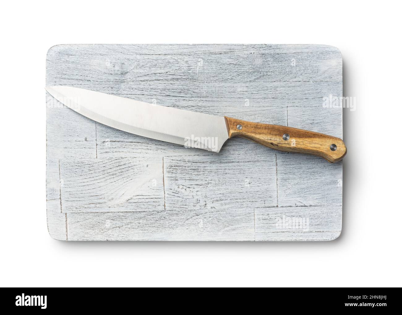 Planche à découper rustique et couteau de cuisine. Ancienne planche à découper blanche isolée sur fond blanc. Banque D'Images