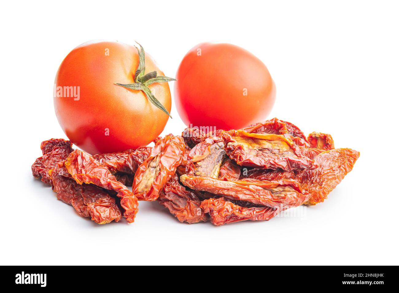 Tomates séchées isolées sur fond blanc. Banque D'Images