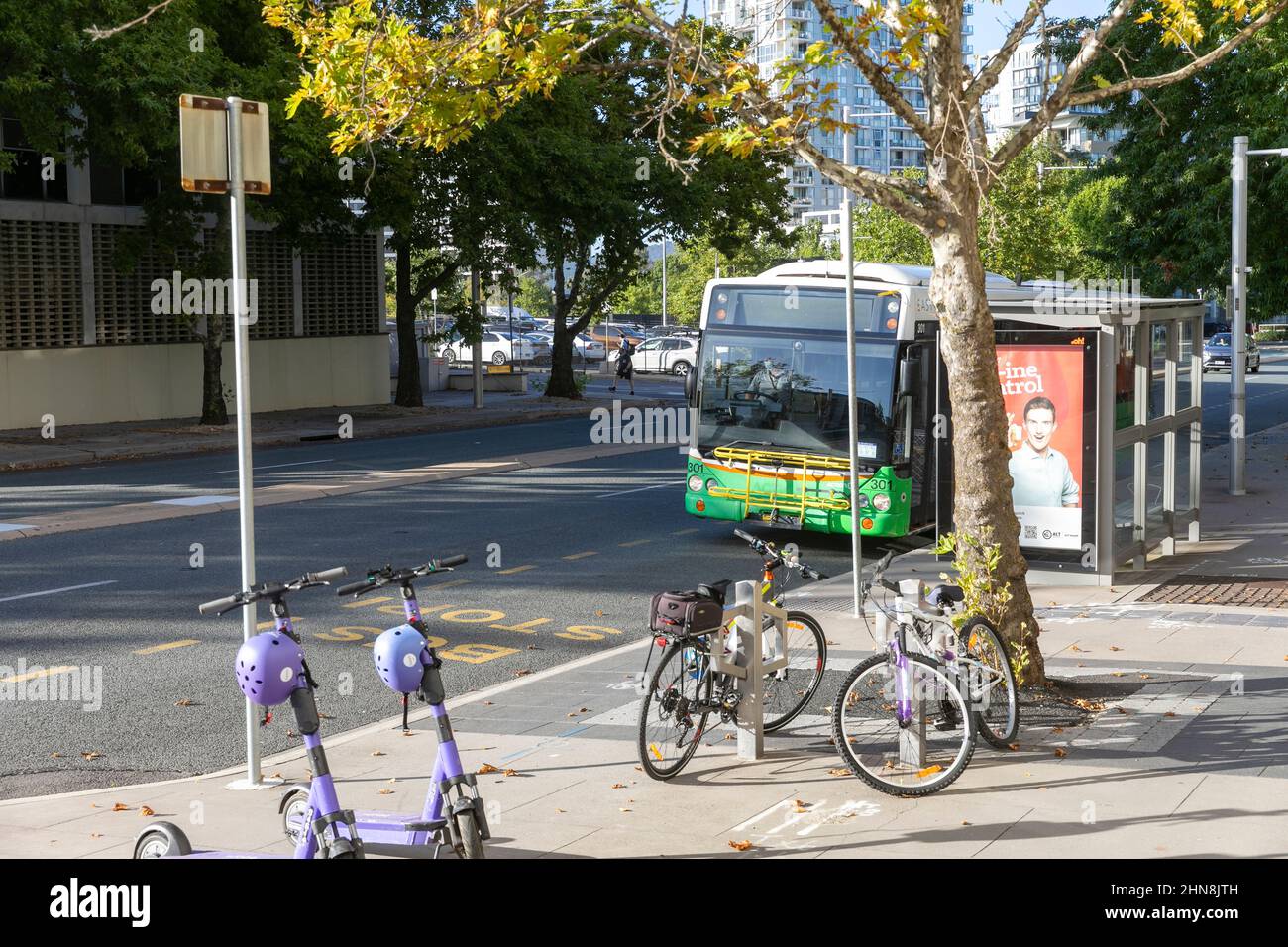 Bus de Canberra sur le circuit de Londres, avec des vélos et des e-scooters garés à proximité, ACT, Australie Banque D'Images