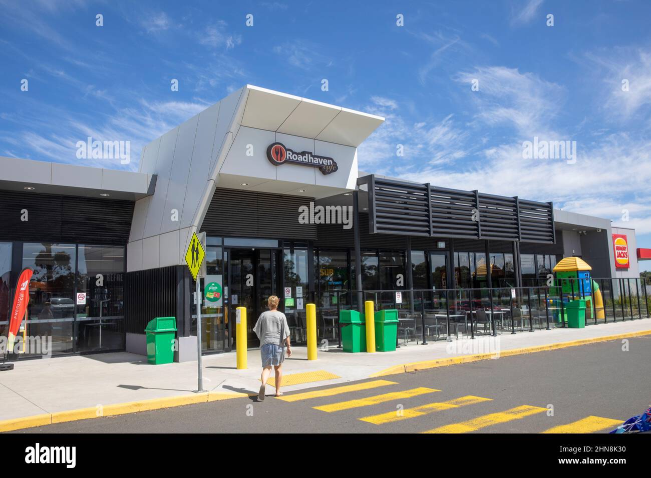 Roadhaven café et station-service pour les automobilistes australiens sur la route de Sydney à Canberra, fournissant toilettes, nourriture et carburant, NSW, Australie Banque D'Images