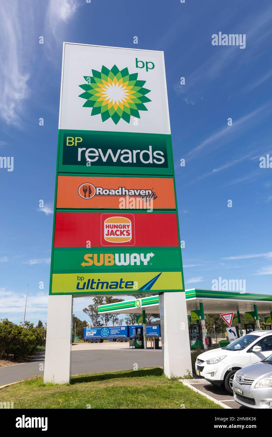 Panneau de la station-service d'autoroute australienne avec BP, Hungry Jacks, Subway et Roadhaven Cafe, NSW, Australie Banque D'Images