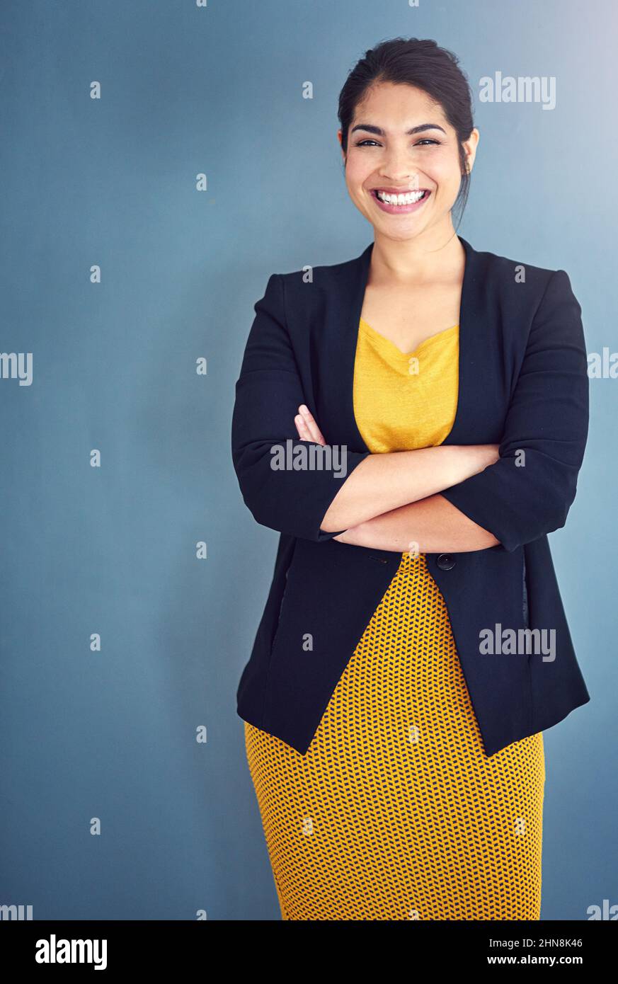 La confiance est la clé du succès. Portrait en studio d'une jeune femme d'affaires attirante debout sur fond bleu. Banque D'Images