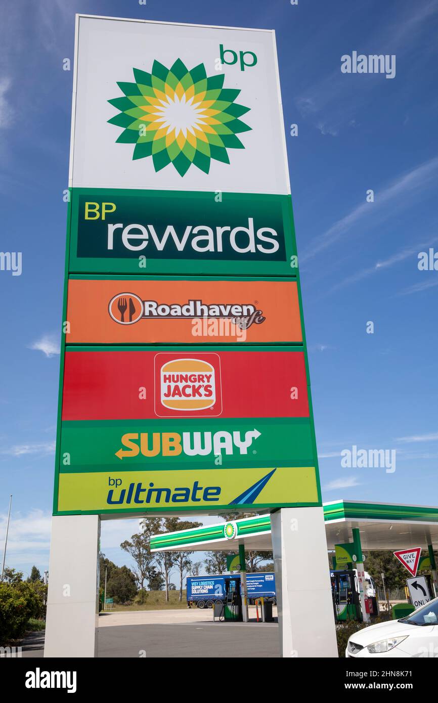 Panneau de la station-service d'autoroute australienne avec BP, Hungry Jacks, Subway et Roadhaven Cafe, NSW, Australie Banque D'Images