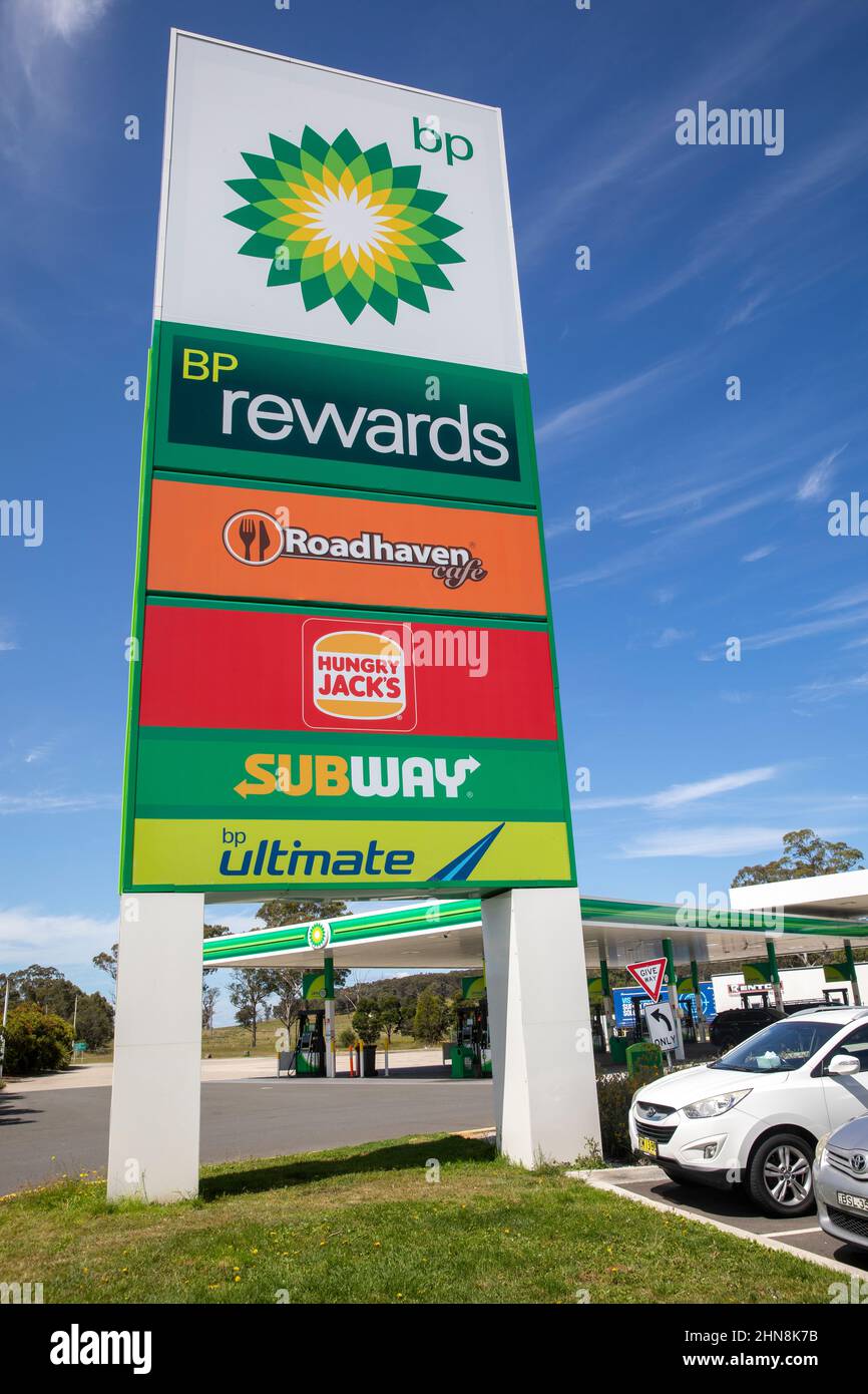 Panneau de la station-service d'autoroute australienne avec BP, Hungry Jacks, Subway et Roadhaven Cafe, NSW, Australie Banque D'Images