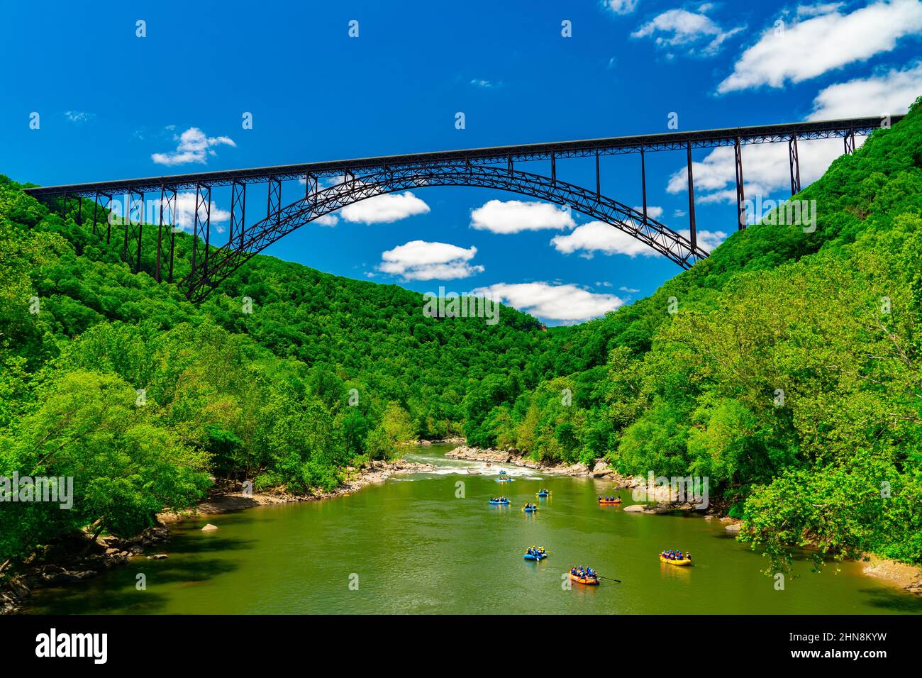 Photo à angle bas du pont New River gorge Bridge Against, parc national, Virginie-Occidentale, États-Unis Banque D'Images