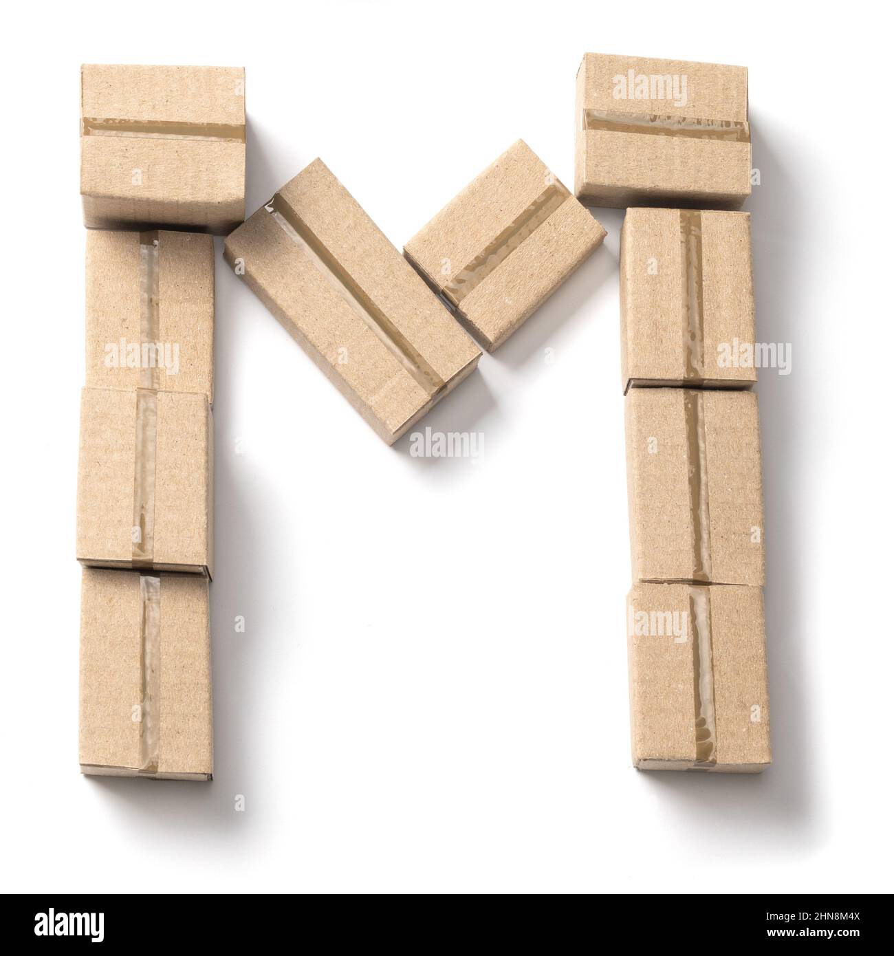 Lettre M. Alphabet de boîtes en carton pour livraison isolées sur fond blanc. Banque D'Images