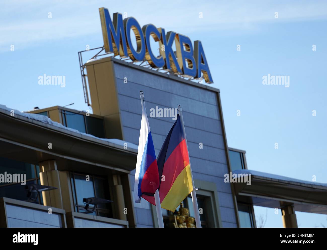 Moskau, Russie. 15th févr. 2022. Les drapeaux russes et allemands sont visibles à l'arrivée du chancelier O. Scholz (SPD) à l'aéroport de Vnukovo. Scholz se rendra à Moscou pour des discussions sur la situation à la frontière russo-ukrainienne. Il y rencontre le président russe. Credit: Kay Nietfeld/dpa/Alay Live News Banque D'Images