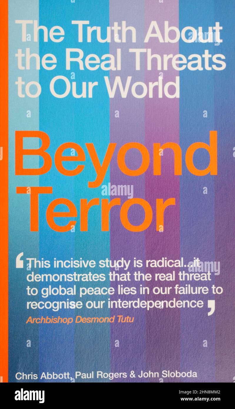 Le livre The Truth about the Real Threats to Our World, Beyond Terror de Chris Abbott, Paul Rogers et John Sloboda Banque D'Images