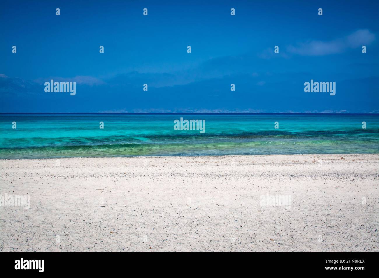 belle plage avec sable blanc et eau bleue Banque D'Images