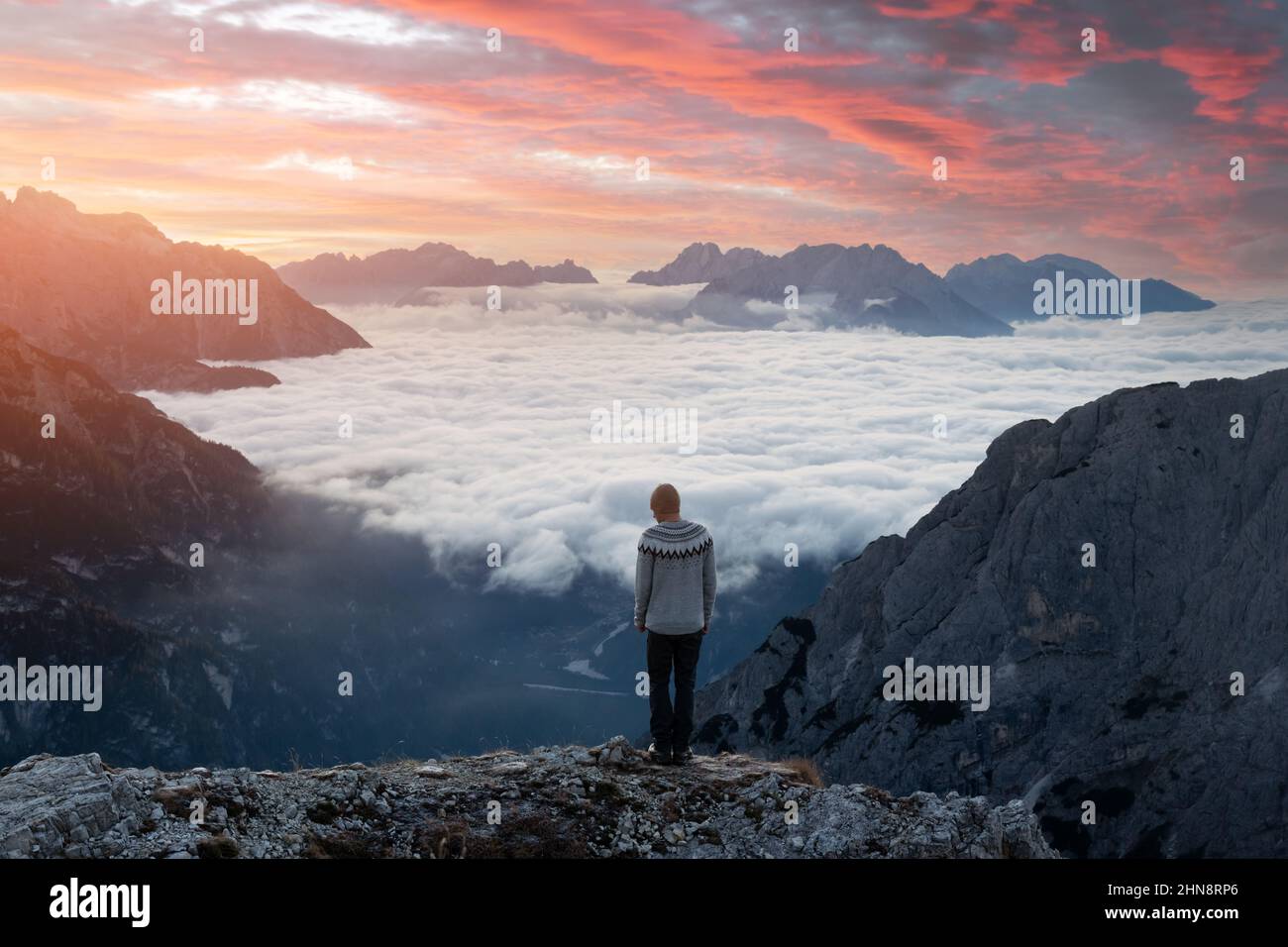 Séjour touristique au-dessus du brouillard au bord d'une falaise dans les Dolomites. Emplacement Auronzo rifugio dans le parc national de Tre Cime di Lavaredo, Dolomites, Trentin-Haut-Adige, Italie Banque D'Images