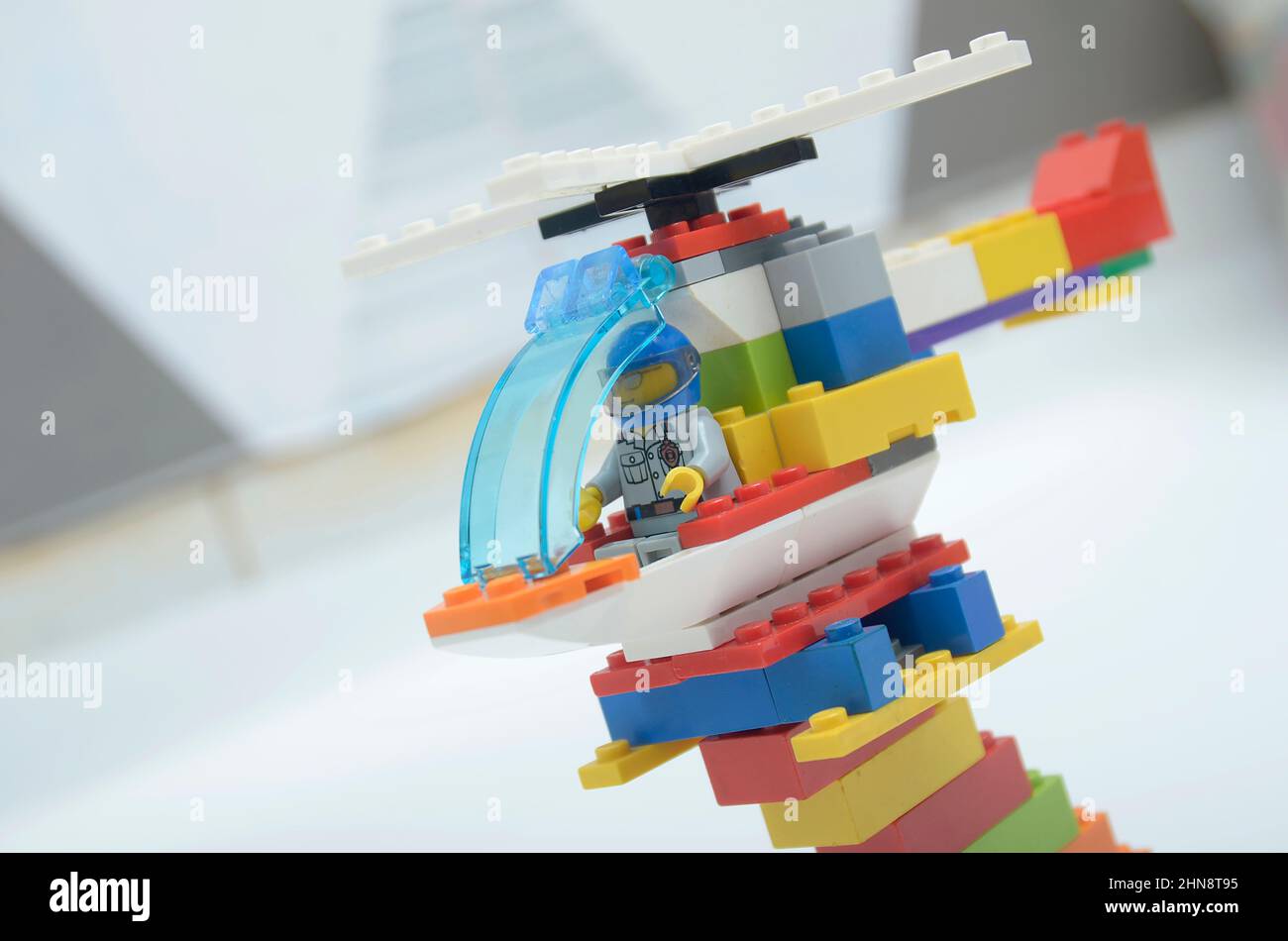 Hélicoptère jouet en brique colorée Banque D'Images