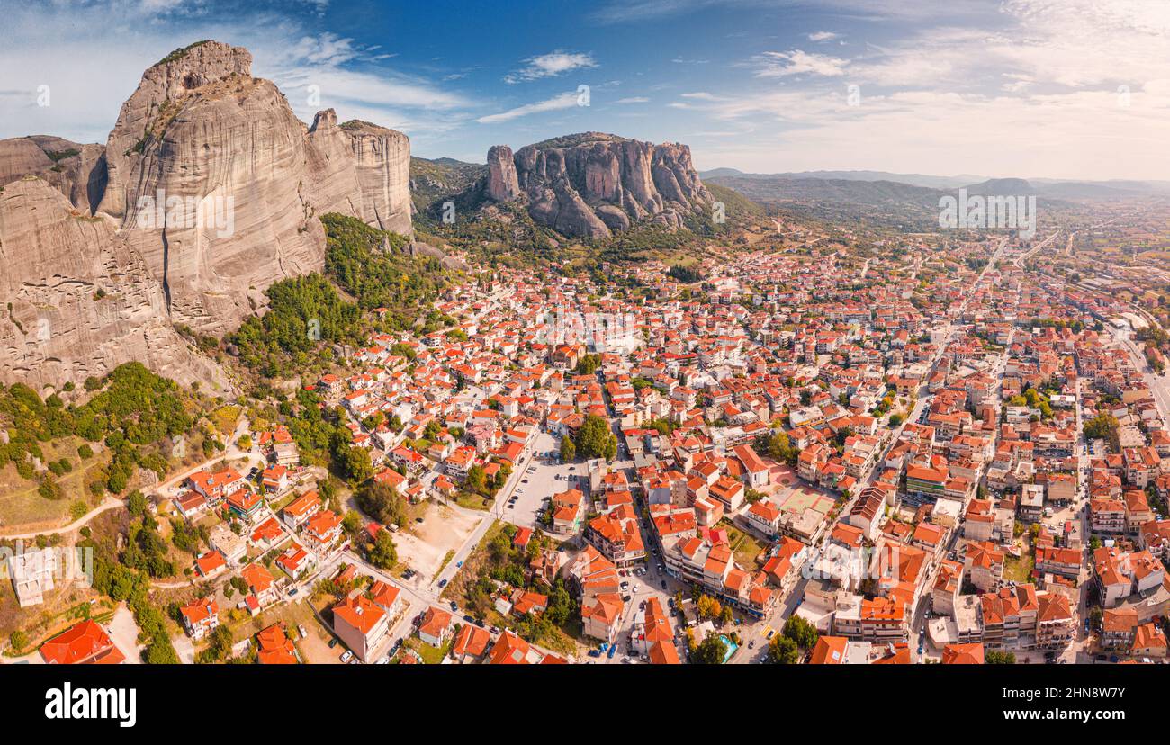 Vue panoramique aérienne de la ville de Kalabaka près des célèbres monastères sur les sommets des piliers de pierre de Meteora. Le concept de l'accommodation touristique Banque D'Images