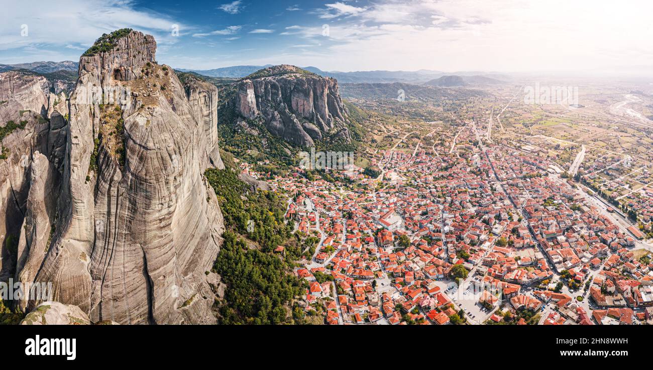 Vue panoramique aérienne de la ville de Kalabaka près des célèbres monastères sur les sommets des piliers de pierre de Meteora. Le concept de l'accommodation touristique Banque D'Images
