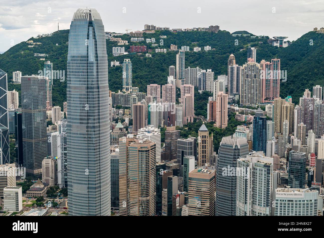 Hélicoptère de Central, île de Hong Kong, montrant Mid-levels et The Peak Banque D'Images