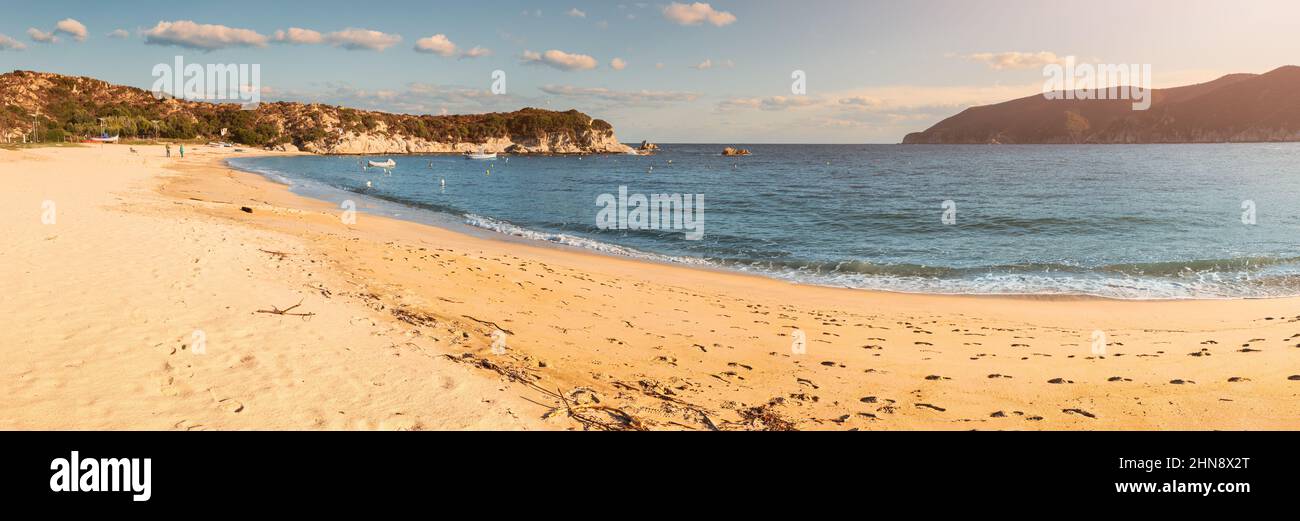 Vue panoramique sur l'une des plages les plus emblématiques et les plus populaires de la région de Halkidiki - Kalamitsi sur la péninsule de Sithonia. Visite de Grèce et vacati Banque D'Images
