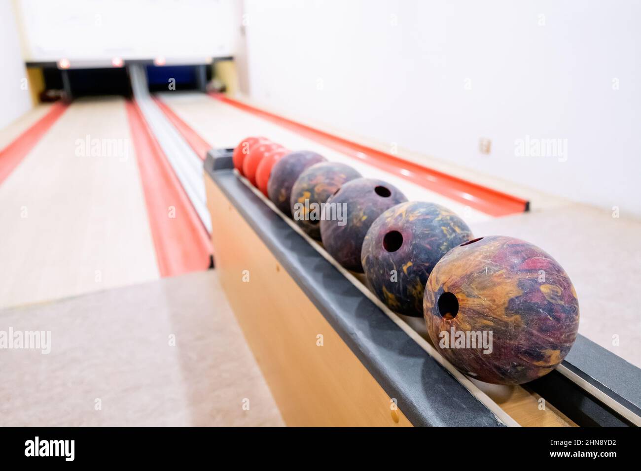 Des boules de bowling attendent les joueurs Banque D'Images