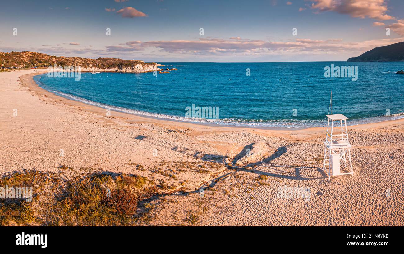 Une tour de maître-nageur sur la plage de sable vide de Kalamitsi en Grèce au coucher du soleil coloré Banque D'Images