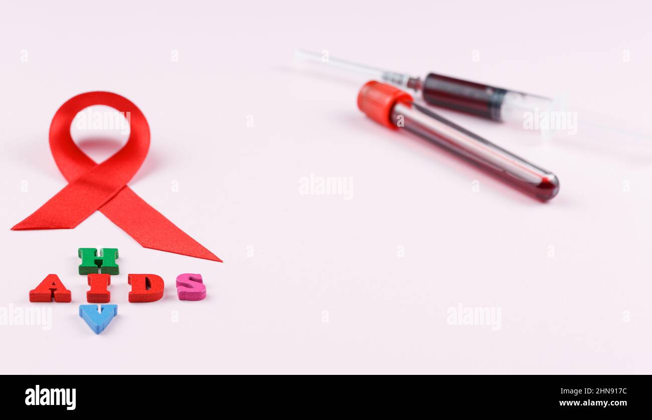 Signe de cancer ruban rouge sur la table. Banque D'Images