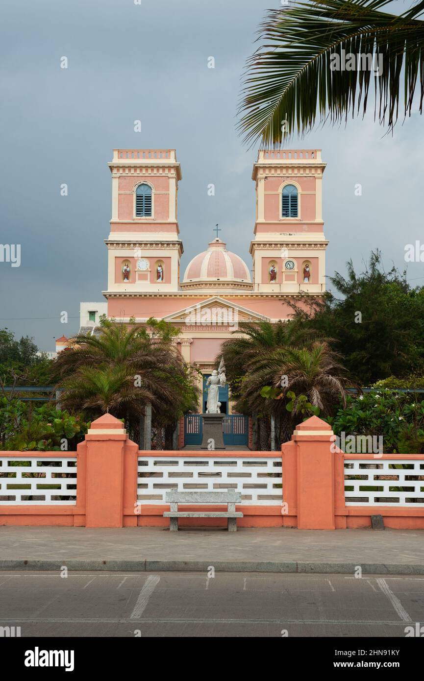 PONDICHÉRY, INDE - février 2020 : l'église notre Dame des Anges sur la promenade de la plage au bord de la mer Banque D'Images