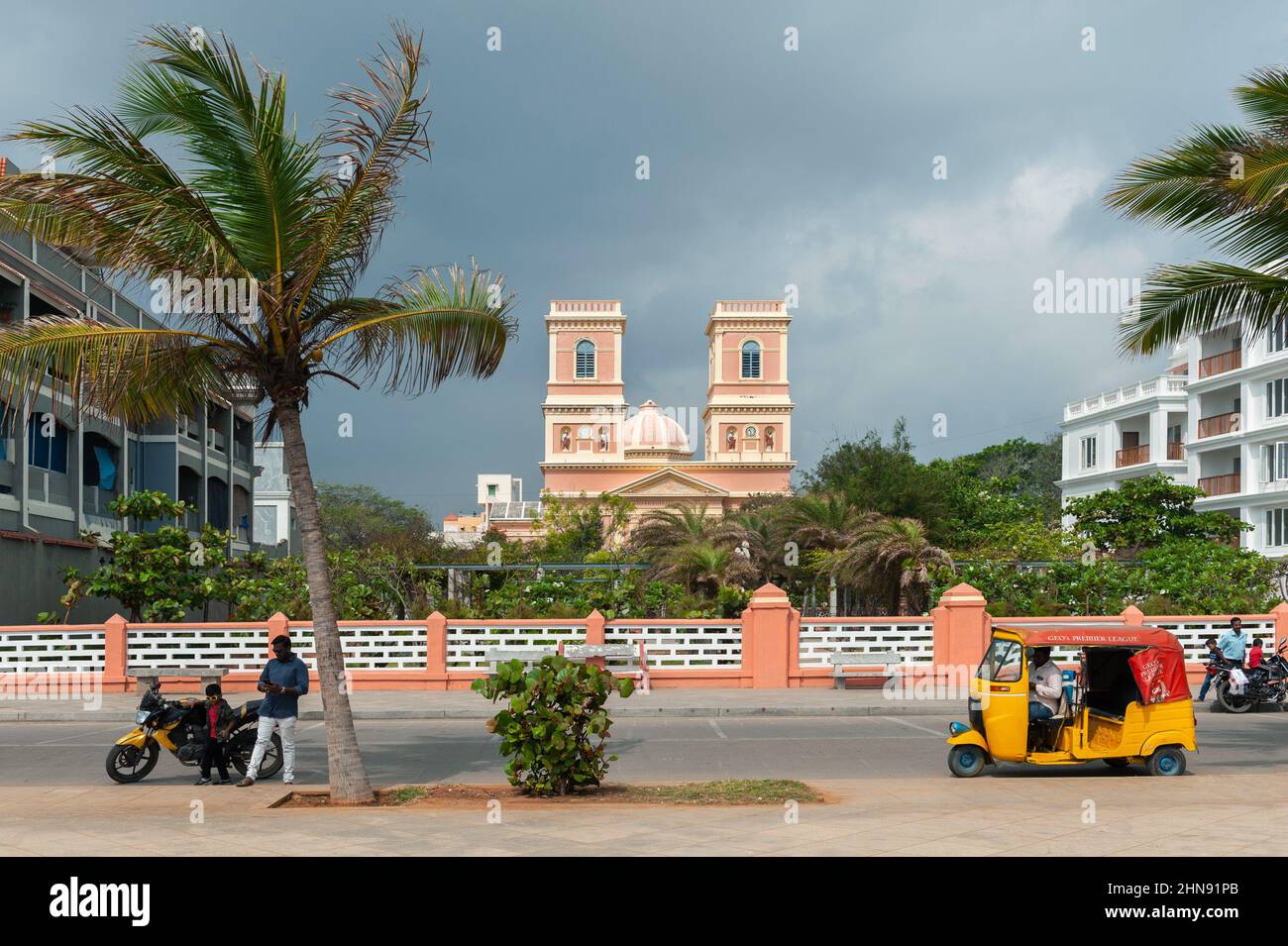 PONDICHÉRY, INDE - février 2020 : l'église notre Dame des Anges sur la promenade de la plage au bord de la mer Banque D'Images