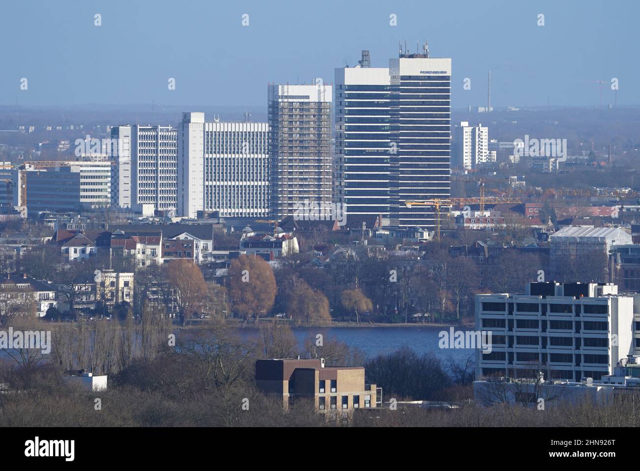 Hambourg, Allemagne. 28th janvier 2022. Vue sur Mundsburg et les trois tours de Mundsburg (r) dans le nord de la ville. Credit: Marcus Brandt/dpa/Alay Live News Banque D'Images