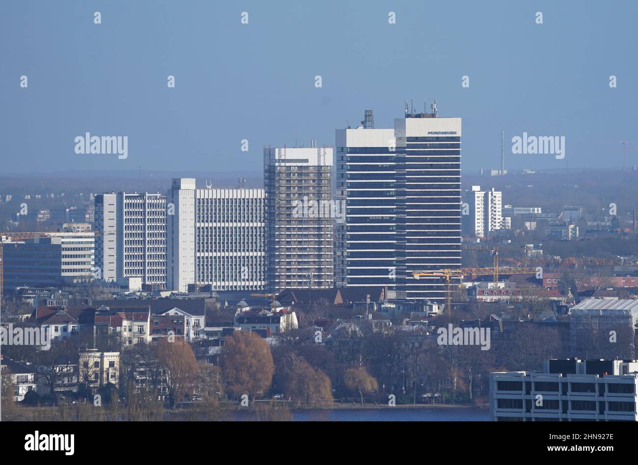 Hambourg, Allemagne. 28th janvier 2022. Vue sur Mundsburg et les trois tours de Mundsburg (r) dans le nord de la ville. Credit: Marcus Brandt/dpa/Alay Live News Banque D'Images