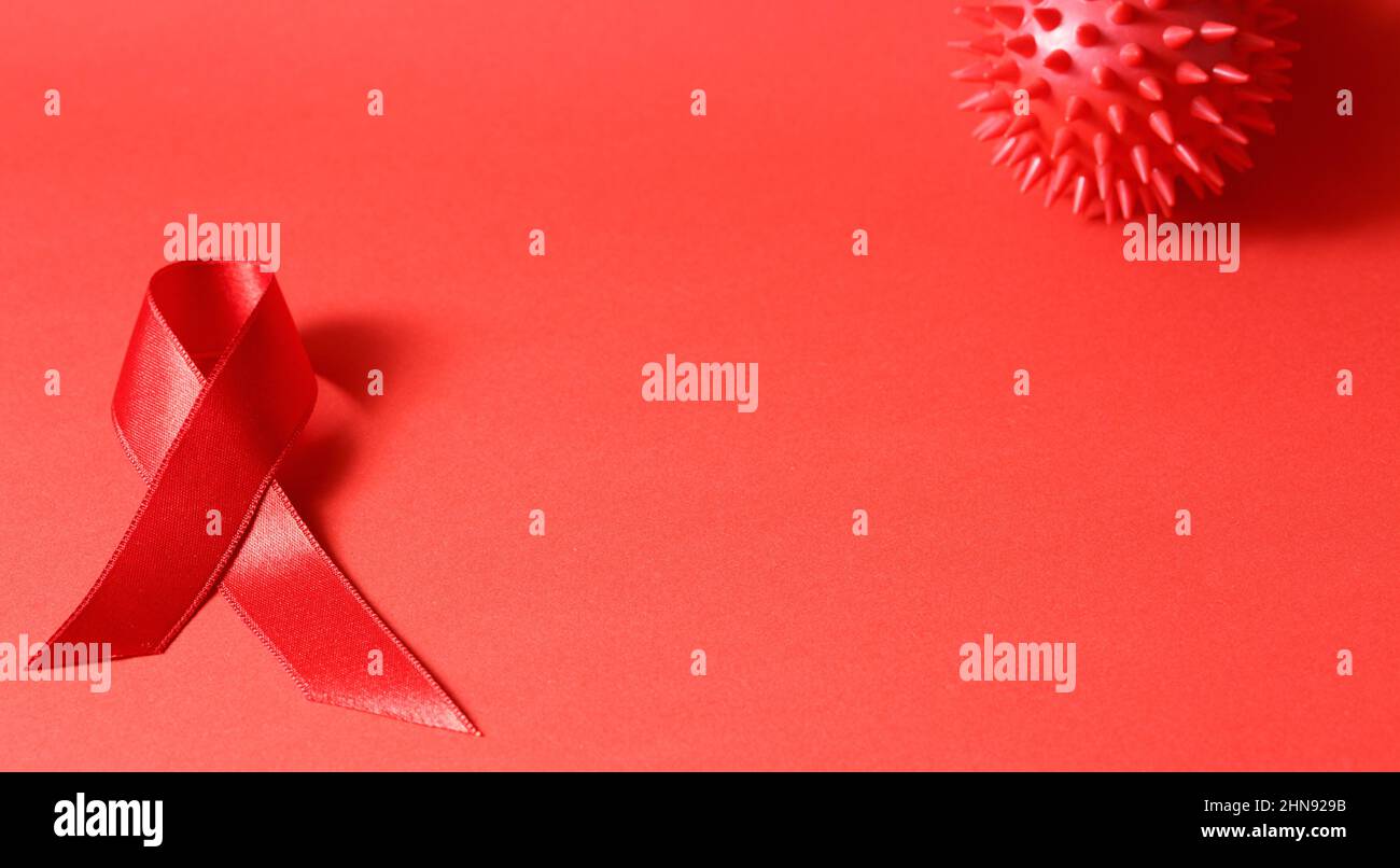 Signe de cancer ruban rouge sur la table. Banque D'Images