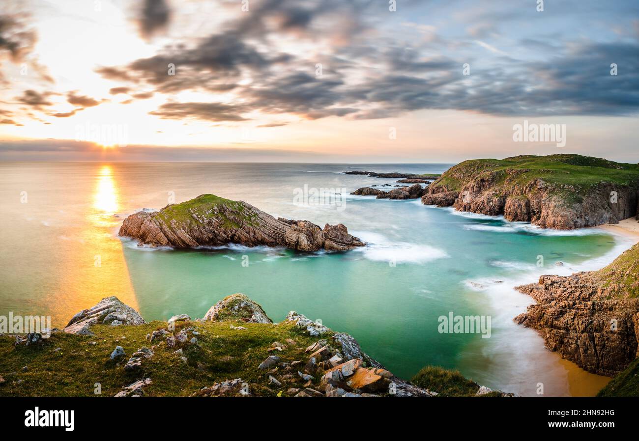 Coucher de soleil panorama plage vue sur la mer en Irlande océan côte. Falaises et rochers de montagne de l'Atlantique. Belle nature paysagère. Banque D'Images
