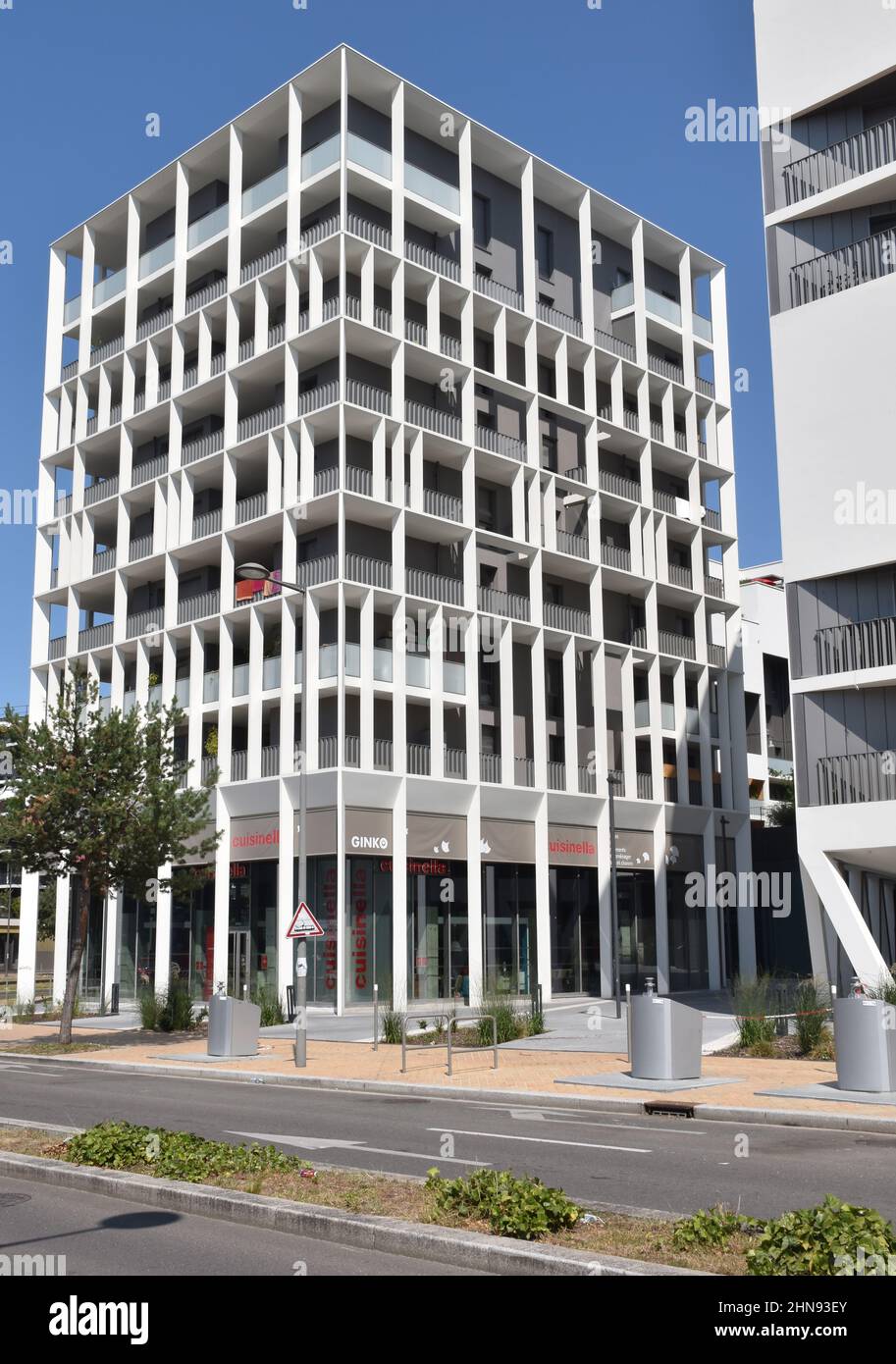 Un immeuble de dix étages, avec des boutiques au rez-de-chaussée, dans le quartier écologique de Ginko, à Bordeaux; une grille de brise soleil en saillie, des briseurs de soleil Banque D'Images