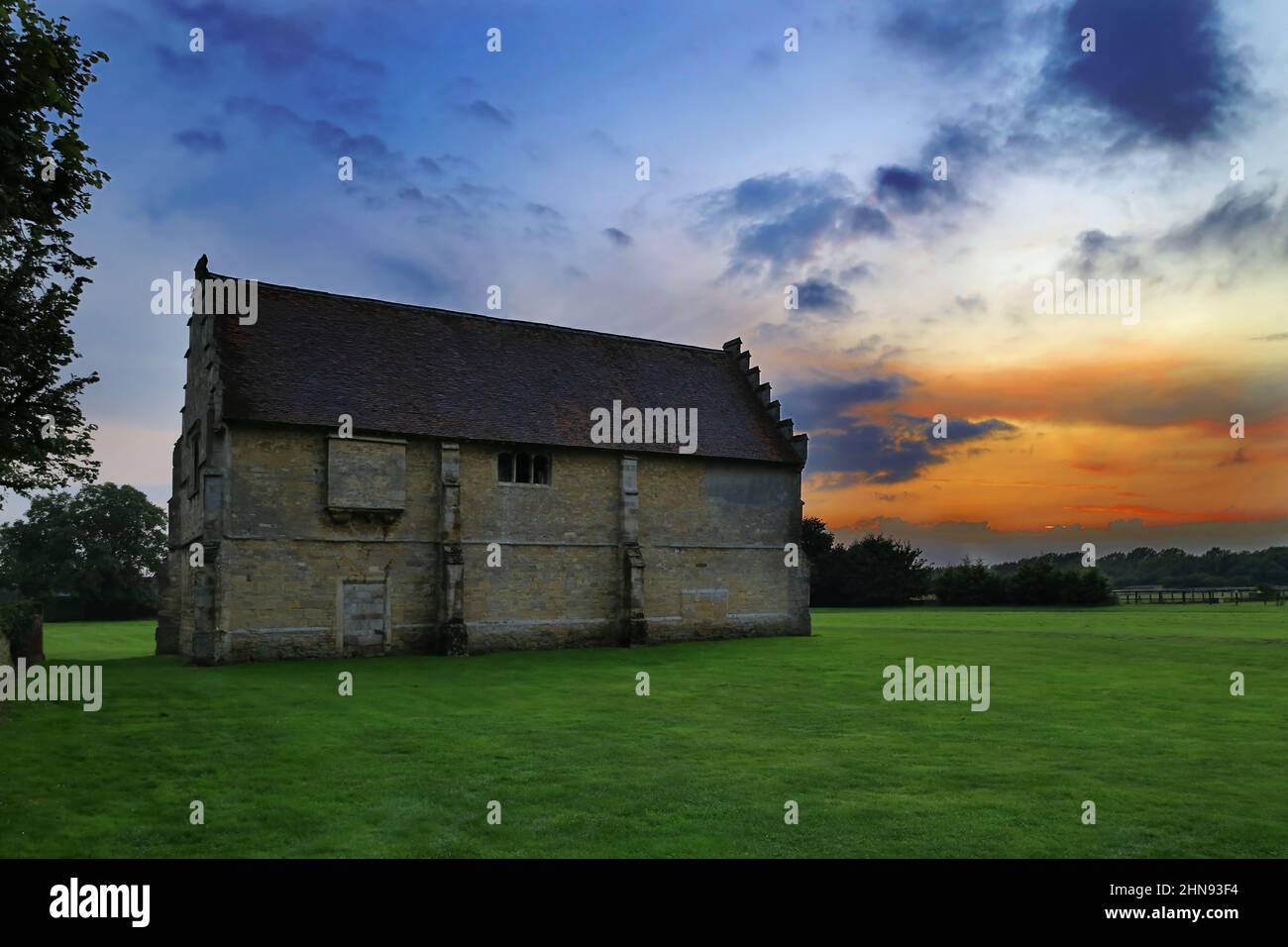 The stables at Sunset, Willington, Bedfordshire, Angleterre, Royaume-Uni Banque D'Images