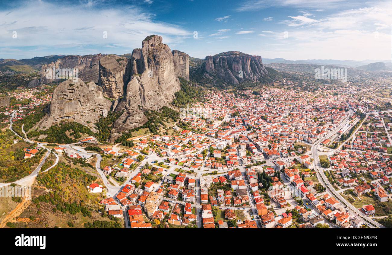 Vue panoramique aérienne de la ville de Kalabaka près des célèbres monastères sur les sommets des piliers de pierre de Meteora. Le concept de l'accommodation touristique Banque D'Images