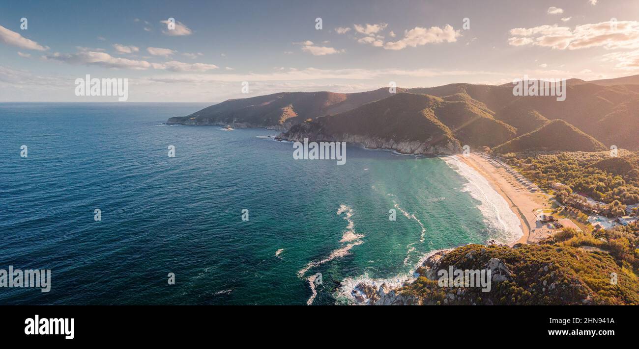 Vue panoramique aérienne de l'une des plages les plus emblématiques et les plus populaires de la région de Halkidiki - Kalamitsi sur la péninsule de Sithonia. Visite de la Grèce et Banque D'Images