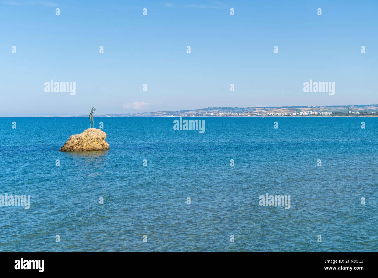 Vue depuis le front de mer de Lungomare Cordella, Monument au Bather, Vasto, Abruzzes, Italie, Europe Banque D'Images