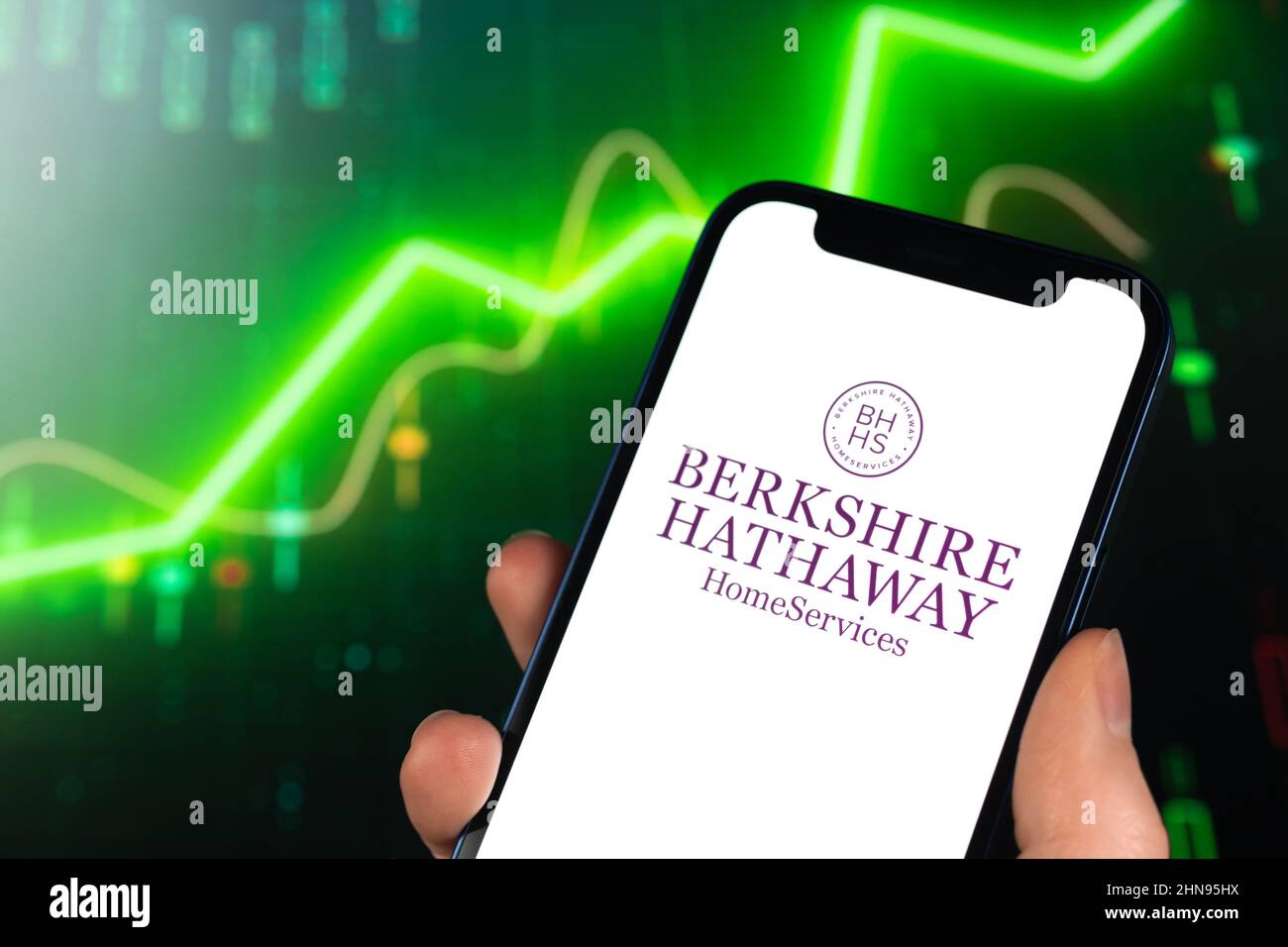 Kharkov, Ukraine - 11 février 2022 : logo Berkshire Hathaway, bourse sur carte verte. Photo de fond du marché des affaires et de la finance Banque D'Images