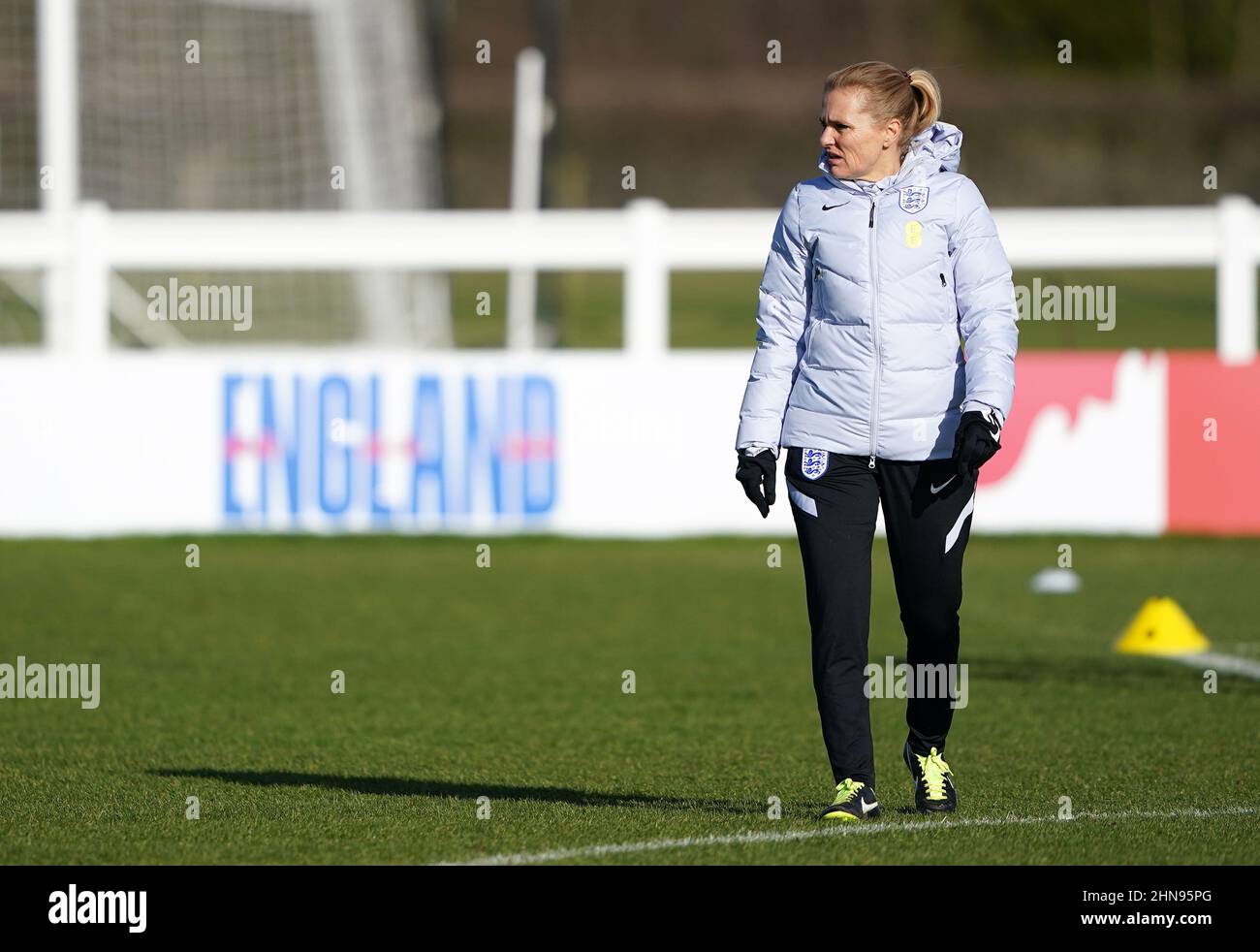 Sarina Wiegman, directrice de l'Angleterre, pendant la séance d'entraînement au Rockliffe Park, à Darlington. Date de la photo: Mardi 15 février 2022. Banque D'Images