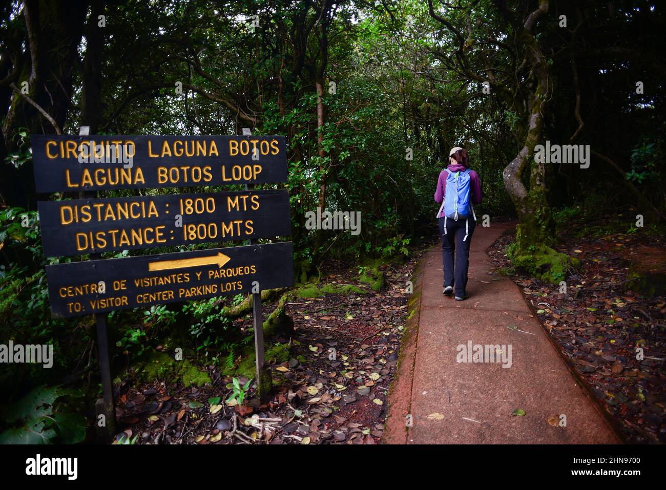 Jeune femme aventureuse explorant le parc national du volcan Poas au Costa Rica Banque D'Images