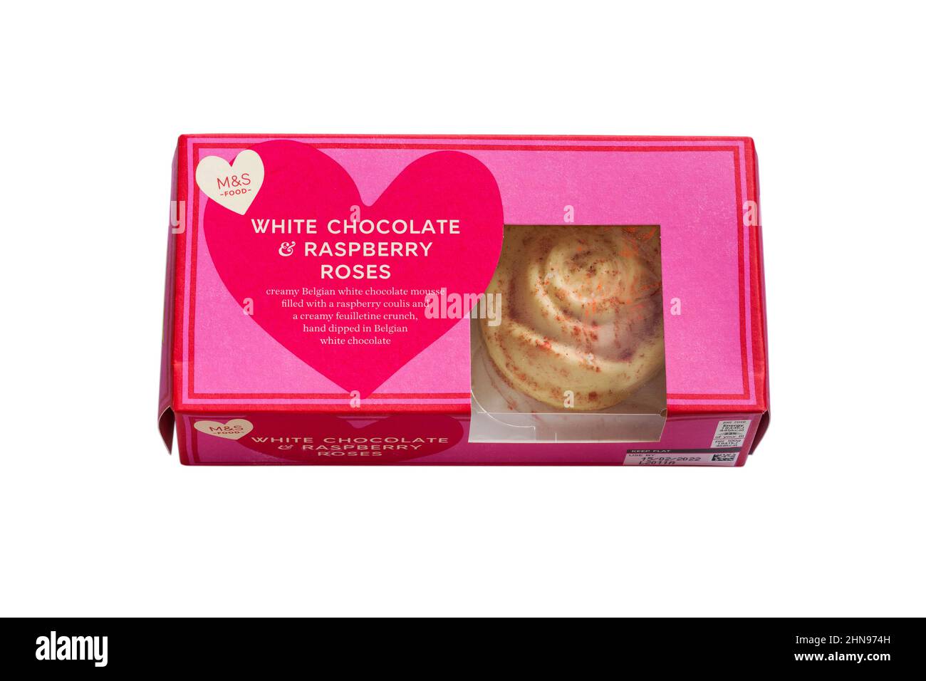 M&S mousse au chocolat blanc et aux roses des framboises dessert pour la Saint-Valentin dans une boîte isolée sur fond blanc Banque D'Images