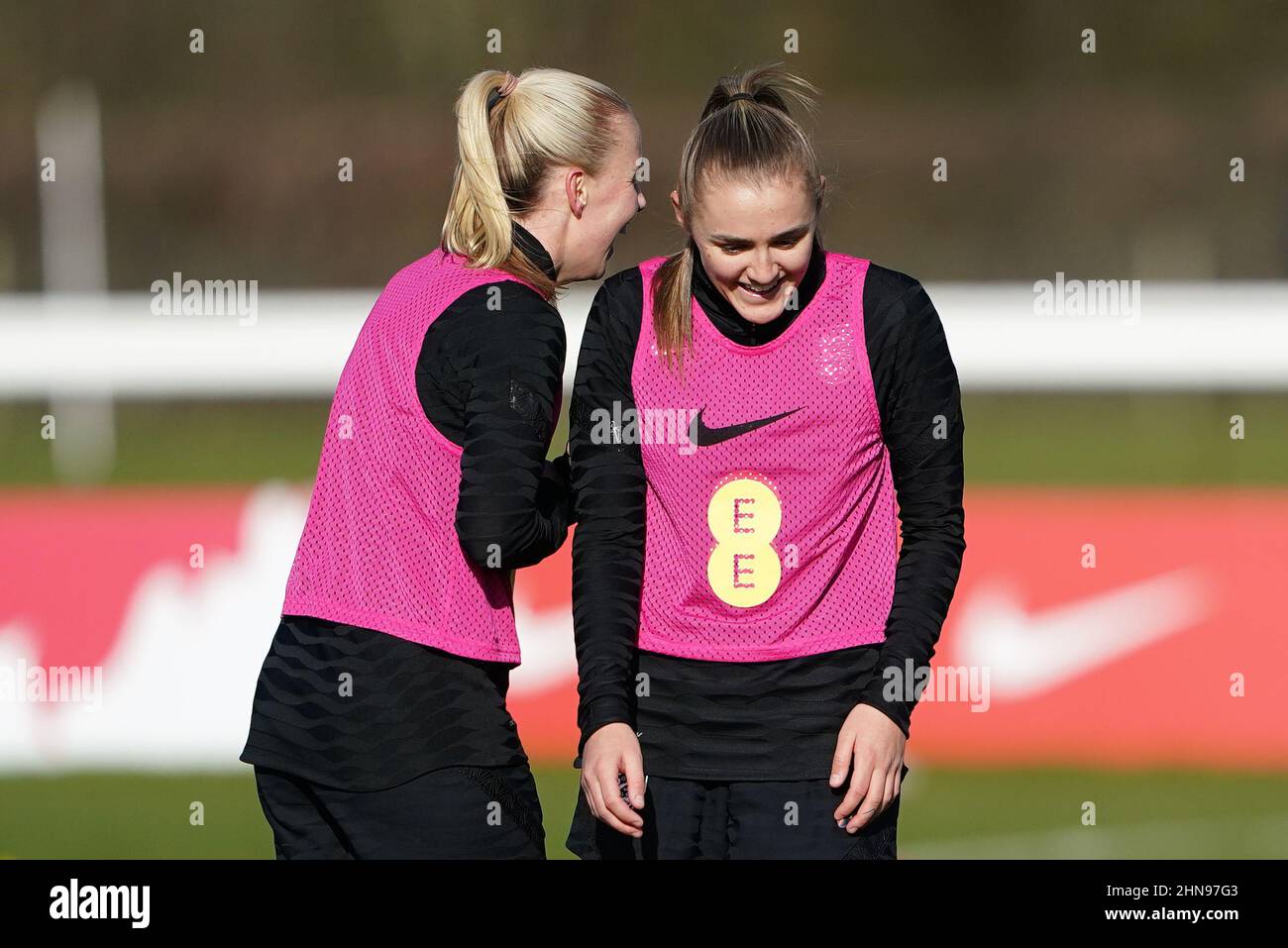 L'Angleterre, Georgia Stanway et Beth Mead, partagent une blague lors de la séance d'entraînement au Rockliffe Park, Darlington. Date de la photo: Mardi 15 février 2022. Banque D'Images