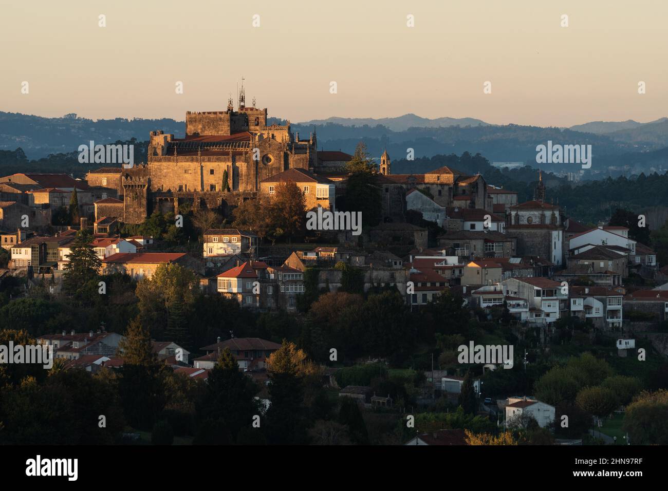 Vue panoramique sur le magnifique village de Tui au coucher du soleil dans la province de Pontevedra, Rias Baixas, Galice, Espagne Banque D'Images