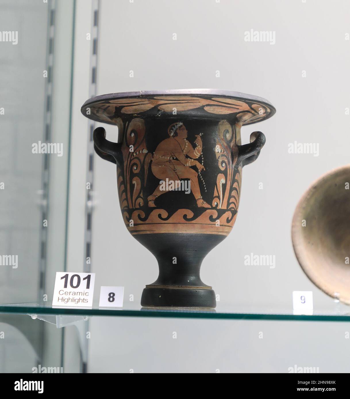 Un patite en faïence d'Italie fabriqué en 450BC exposé au musée et galerie d'art Potteries, Hanley, Stoke-on-Trent, Staffs, Angleterre, ROYAUME-UNI Banque D'Images