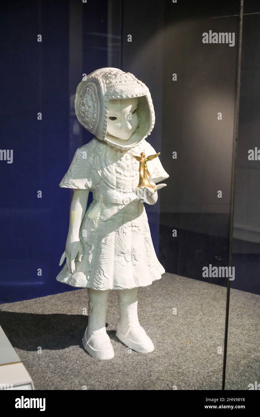 « Ghost » une sculpture en céramique de l'artiste Kim Simonsson exposée au musée et galerie d'art Potteries, Hanley, Stoke-on-Trent, Staffs, Angleterre, ROYAUME-UNI Banque D'Images