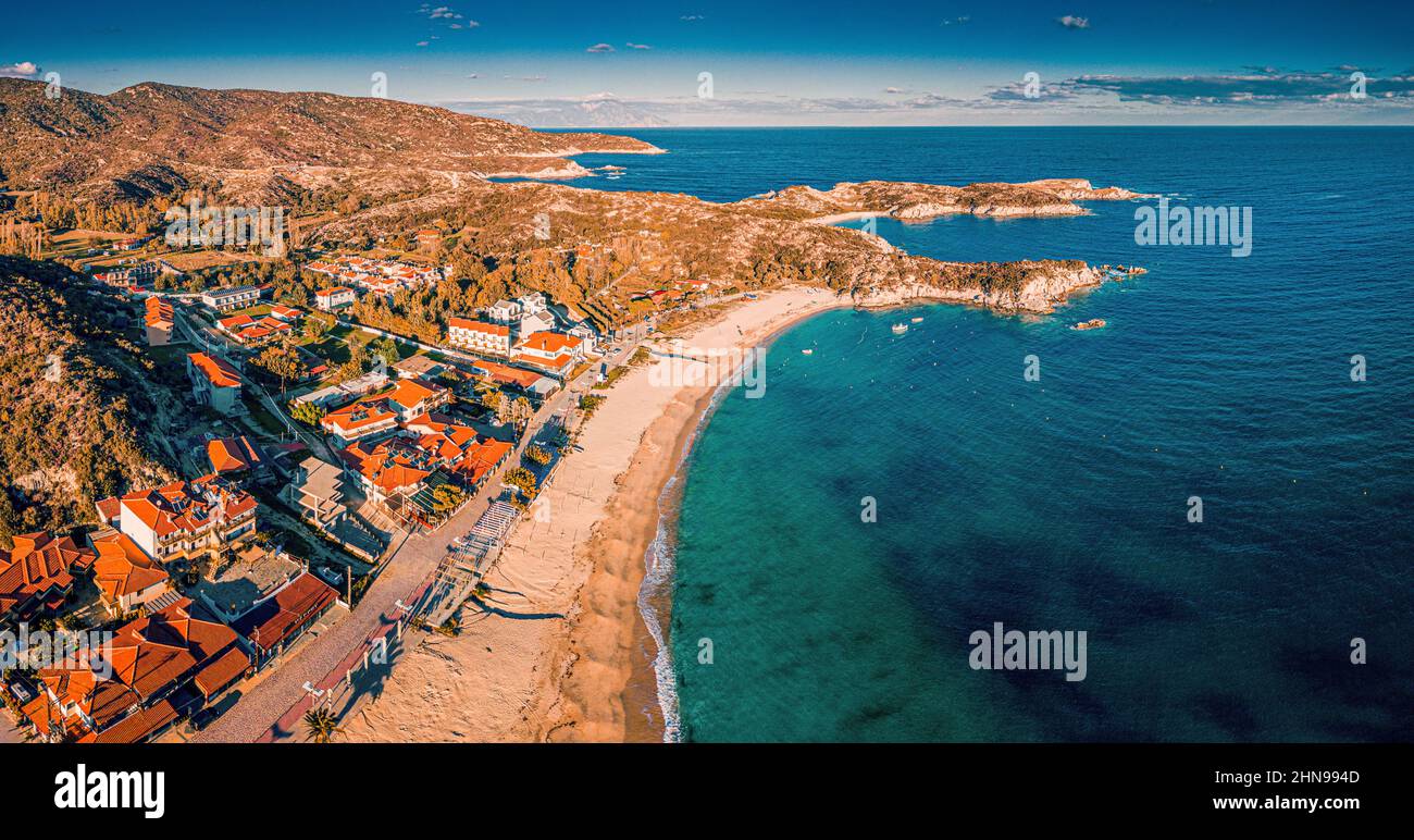 Visitez la plage de Kalamitsi en Grèce. Vue aérienne du paysage idyllique de la péninsule de Sithonia à Halkidiki. Haut au-dessus des toits de la station villag Banque D'Images